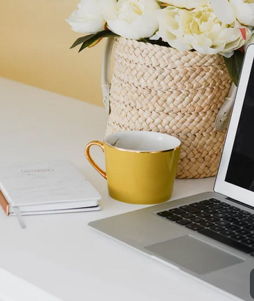 bureau avec du matériel permettant de faire une introspection personnelle