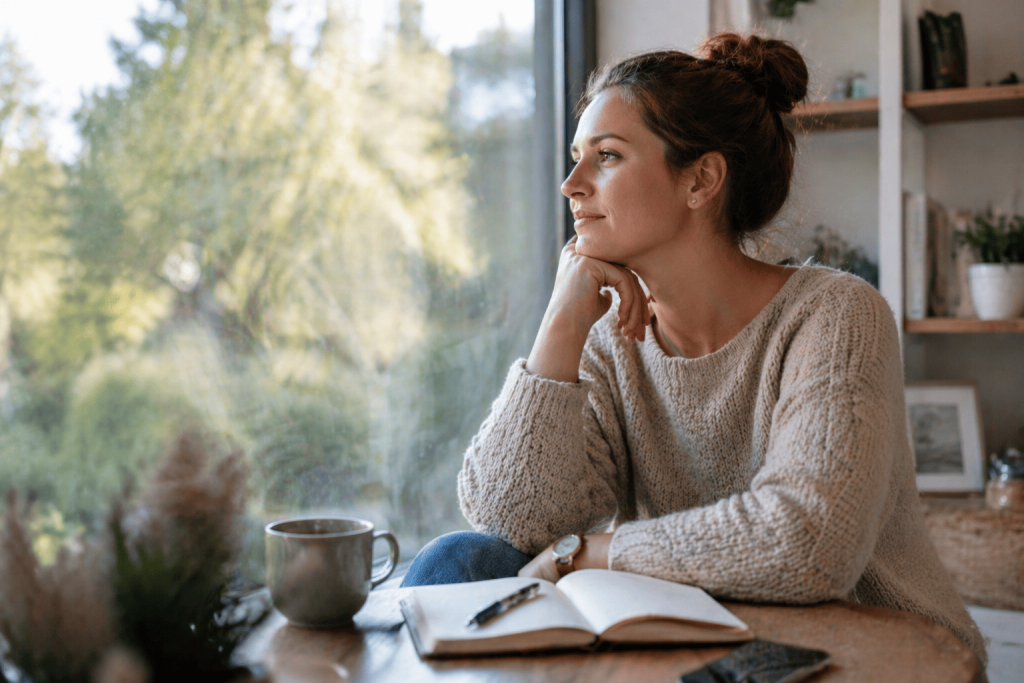 jeune femme ravie de son introspection personnelle